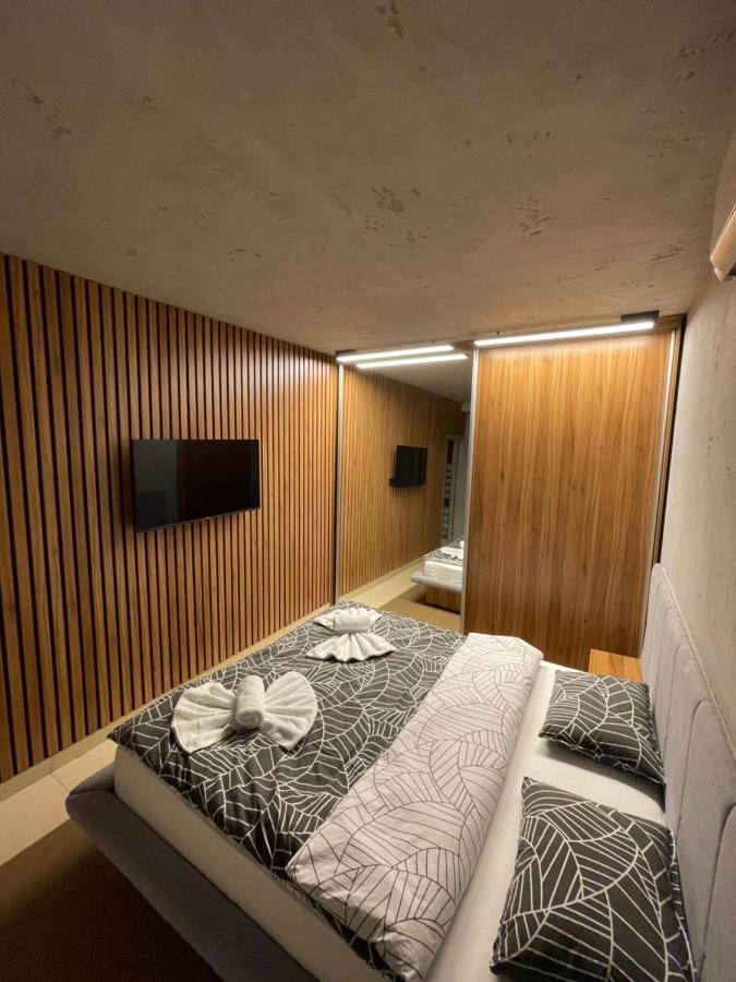 Leo Lux 1 Apartment Nis Bagian luar foto