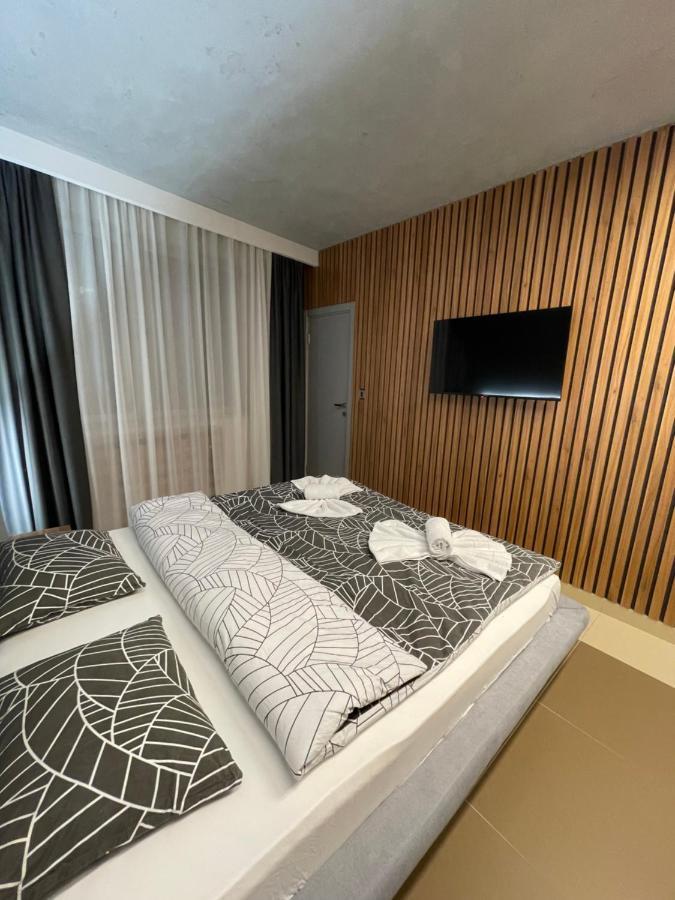 Leo Lux 1 Apartment Nis Bagian luar foto