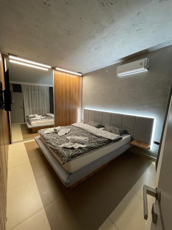 Leo Lux 1 Apartment Nis Bagian luar foto