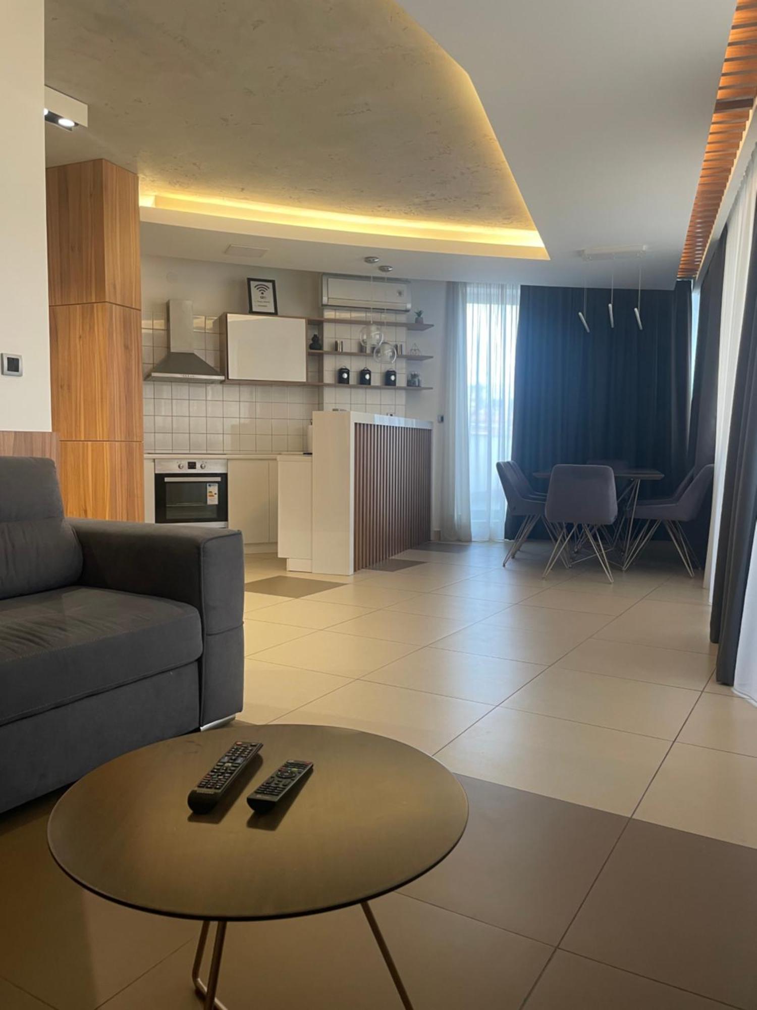 Leo Lux 1 Apartment Nis Bagian luar foto